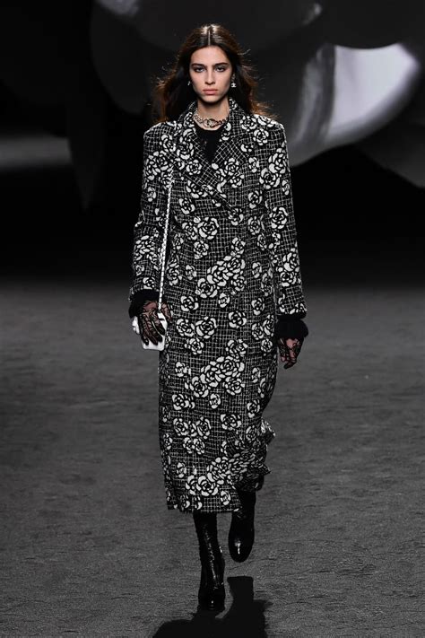 Le tendenze capelli Inverno 2023 alla sfilata di Chanel .